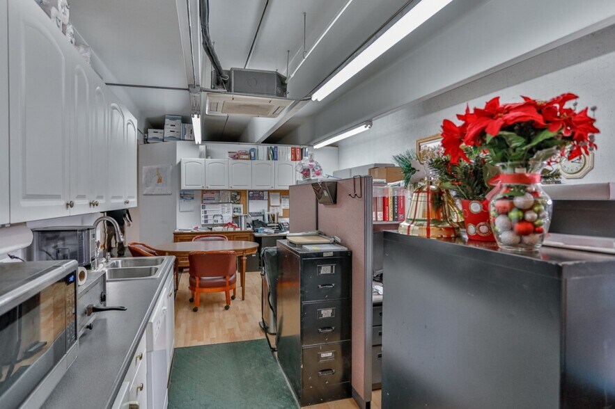 More Photos Of 711 3rd St, Marathon Manufacturing For Sale