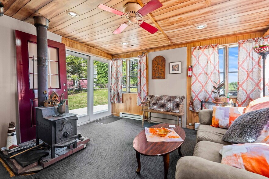 More Photos Of 25 Beacon St, Amesbury Showroom For Sale