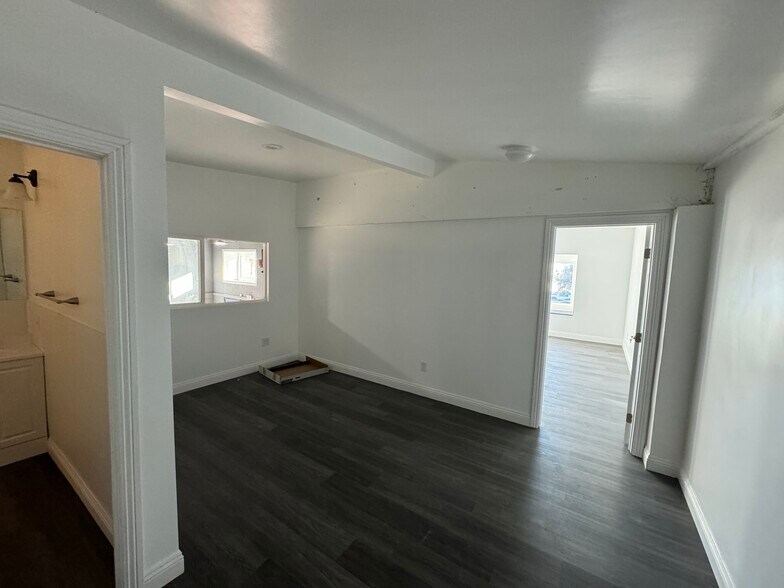 More Photos Of 3231 E 19th St, Signal Hill Warehouse For Lease