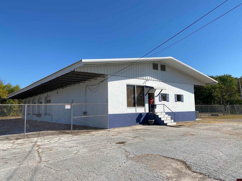 More Photos Of 209 E Wade Ave, Mountain Home Distribution For Sale