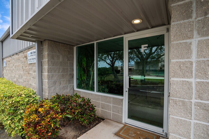 More Photos Of 4545 Mariotti Ct, Sarasota Flex For Lease