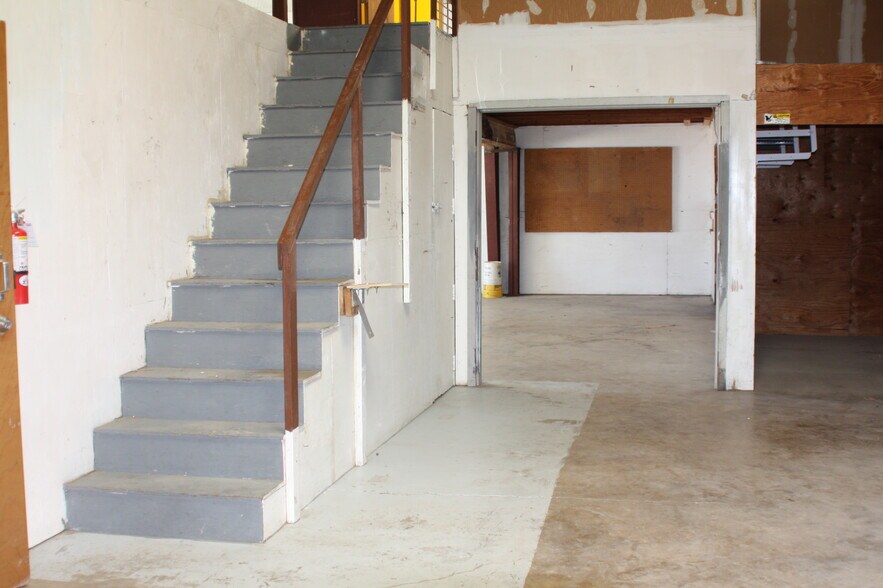 More Photos Of 3514 Copeland Dr, San Antonio Light Manufacturing For Sale