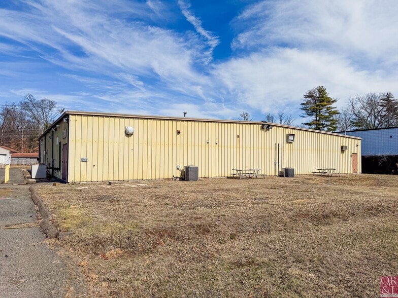 More Photos Of 351 Burnham St, East Hartford Light Manufacturing For Lease