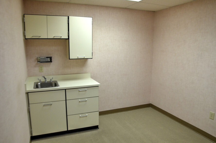 More Photos Of 730 Highland Oaks Dr, Winston-Salem Medical For Sale