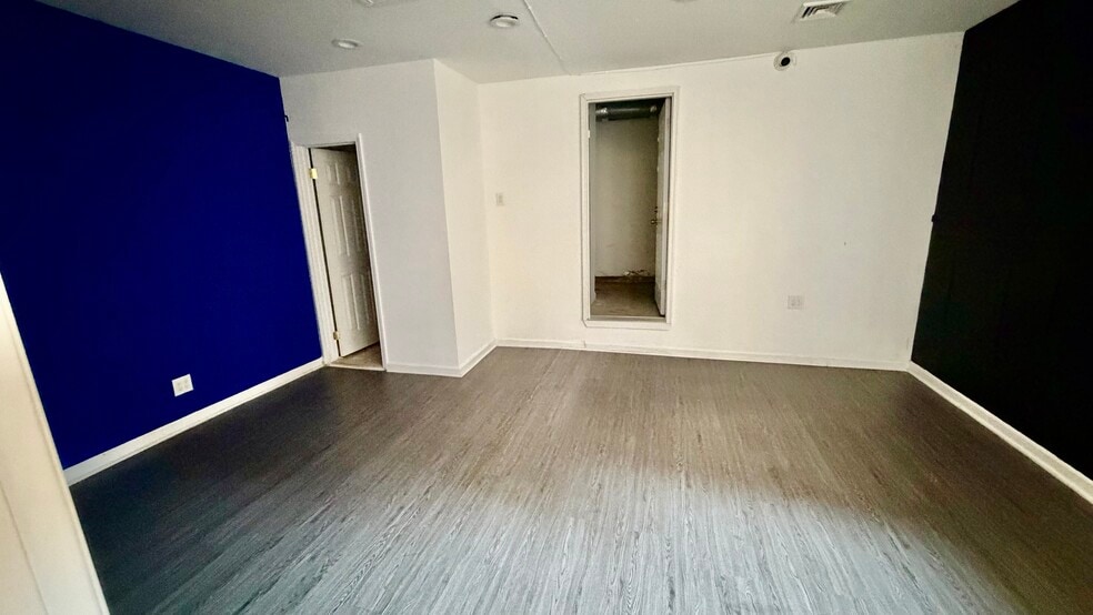 More Photos Of 112-21 Jamaica Ave, Richmond Hill Storefront Retail Office For Sale