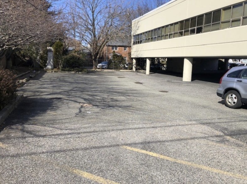 More Photos Of 233 Willis Ave, Mineola Office For Sale