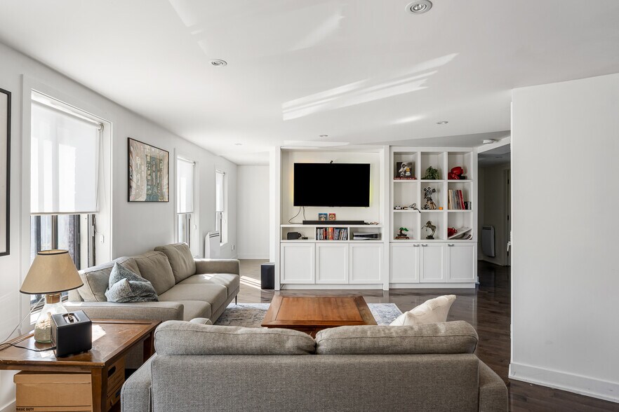 More Photos Of 3009 St Notre-Dame O, Montréal Restaurant For Sale