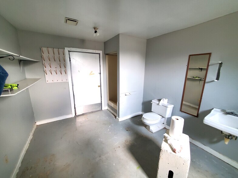 More Photos Of 3135 Golfcrest Blvd, Houston Storefront Retail Residential For Sale