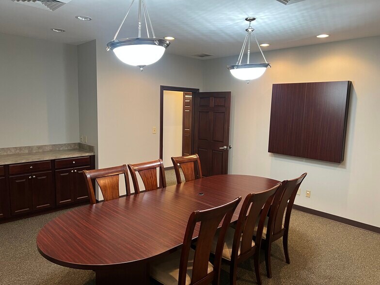 More Photos Of 1620 W Oak St, Zionsville Office For Lease