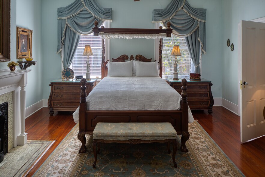 More Photos Of 14 E Taylor St, Savannah Specialty For Sale