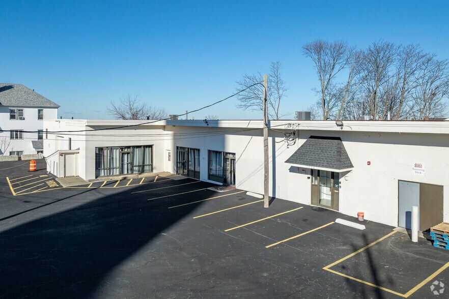 More Photos Of 1533 S Main St, Fall River Freestanding For Lease