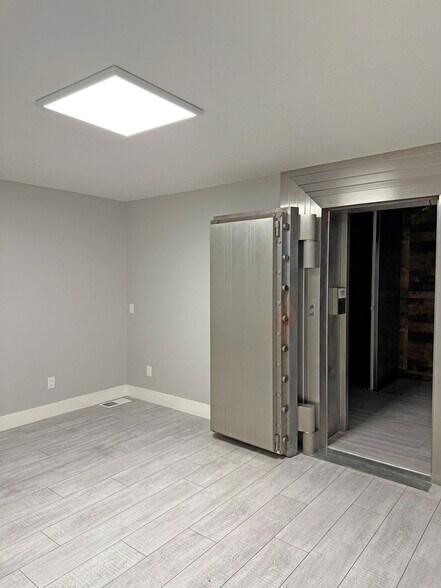 More Photos Of 21249 Geyserville Ave, Geyserville Freestanding For Sale