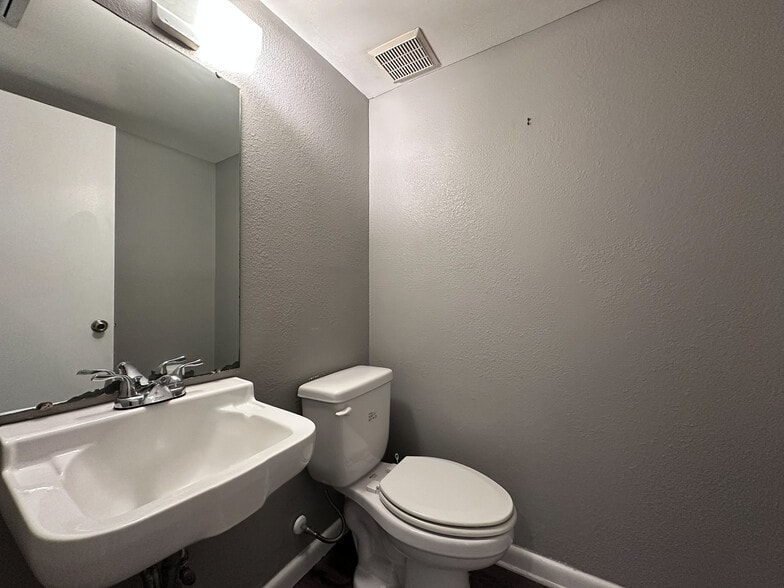 More Photos Of 1979 E Edgewood Dr, Lakeland Office For Lease