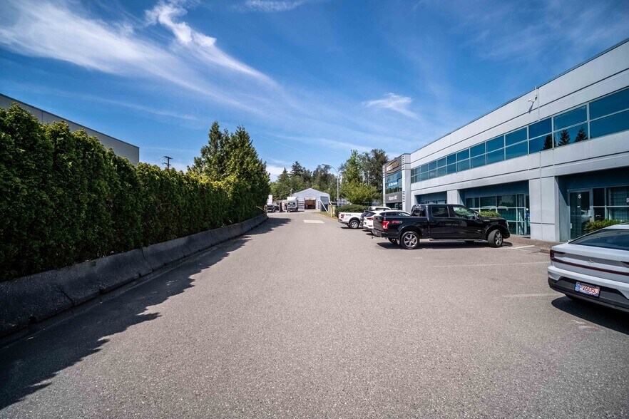 More Photos Of 8456 129A St, Surrey Service For Lease