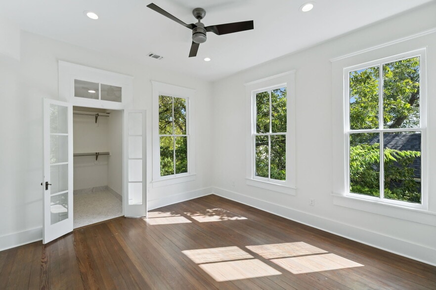 More Photos Of 321 E Dewey Pl, San Antonio Office For Sale