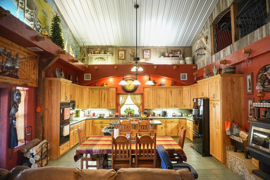 More Photos Of 1122 Douglas Ave, Beaver Hotel For Sale