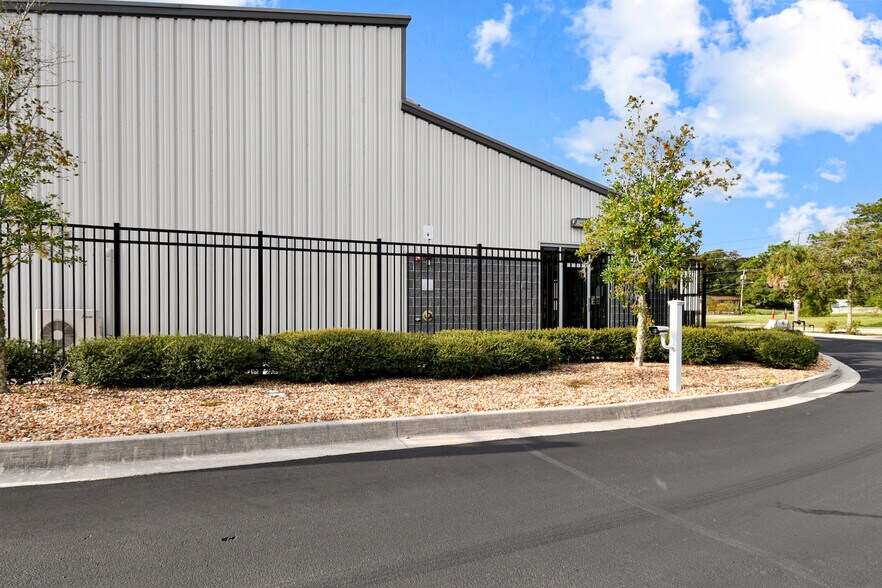 More Photos Of 757 Saint Johns Bluff Rd N, Jacksonville Warehouse For Sale