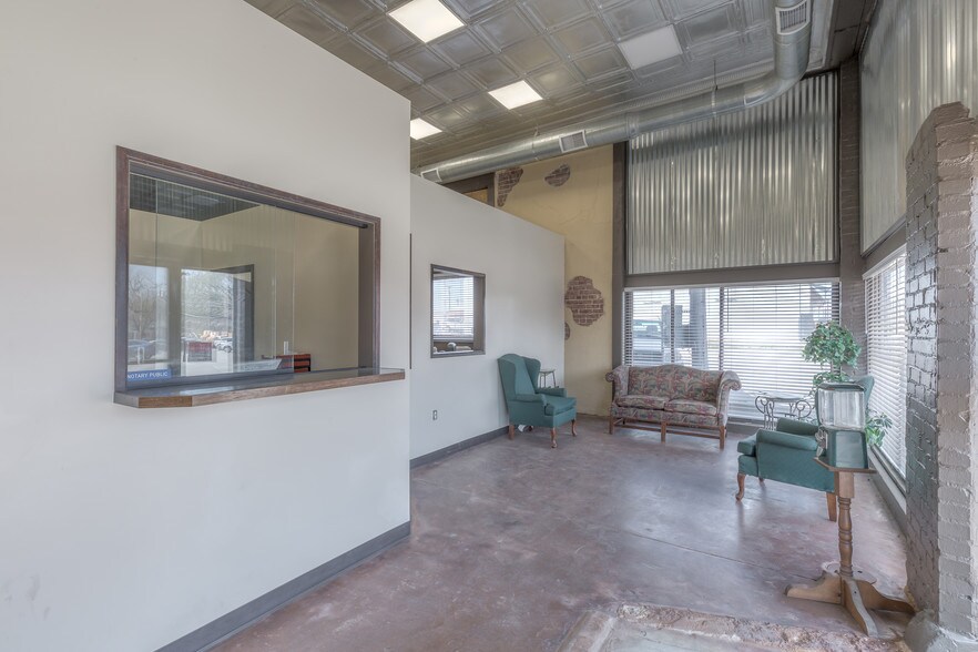 More Photos Of 204 S Broadway, Coweta Office For Sale