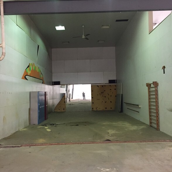 More Photos Of 25080 Lakeland Blvd, Euclid Auto Dealership For Sale
