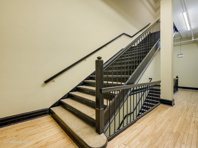 More Photos Of 3045-3047 N Lincoln Ave, Chicago Loft Creative Space For Lease