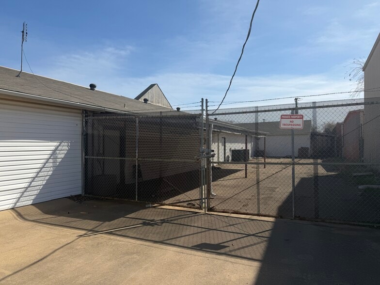 More Photos Of 3644 W Pioneer Pky, Pantego General Retail For Sale