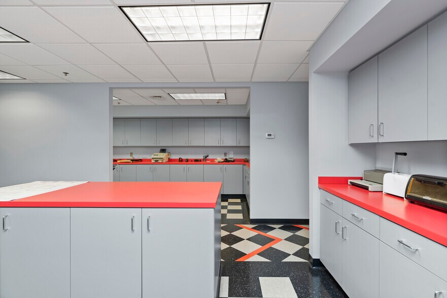 More Photos Of 1514 Commerce Ave, Carlisle Light Distribution For Lease