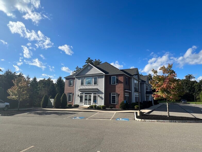 More Photos Of 127 Rockingham Rd, Windham Office For Lease