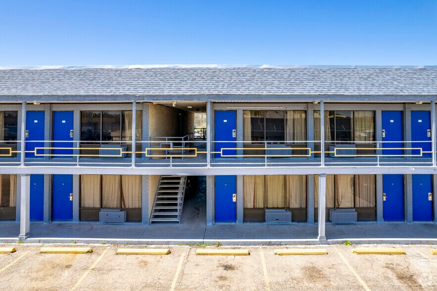 More Photos Of 420 E I-10 Frontage Rd, Flatonia Hotel For Sale