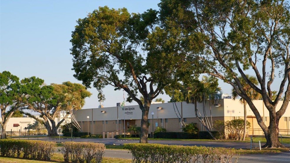 More Photos Of 2800 Gateway Dr, Pompano Beach Manufacturing For Lease