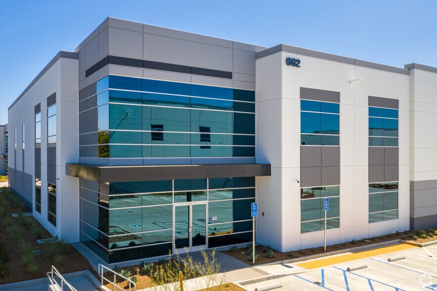 More Photos Of 650 E Dyer Rd, Santa Ana Warehouse For Lease