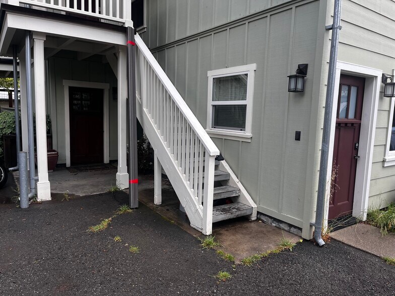 More Photos Of 111 W 1st St, Cloverdale Office For Lease