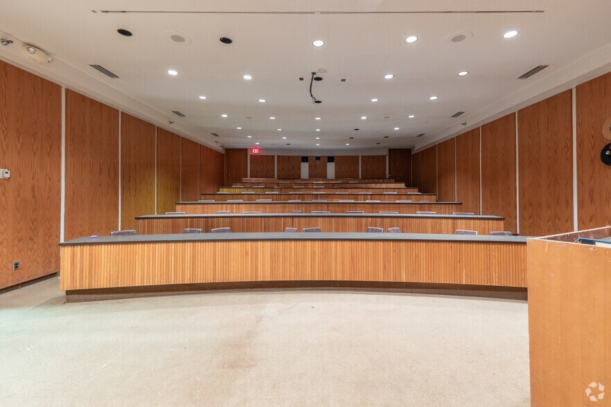 More Photos Of 110 E Warren Ave, Detroit Medical For Lease