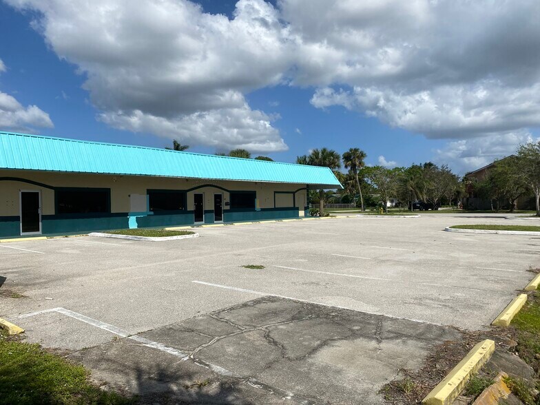 More Photos Of 4630 Gulfstream Dr, Naples Freestanding For Lease