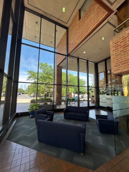 More Photos Of 8831-8833 Gross Point Rd, Skokie Office For Lease