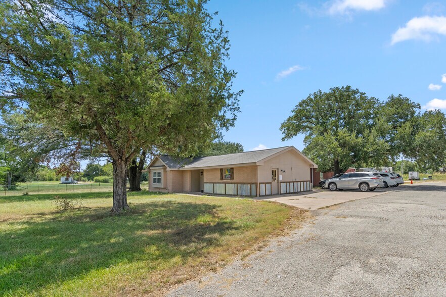 More Photos Of 9772 FM 1696 Rd, Bedias Storefront For Sale