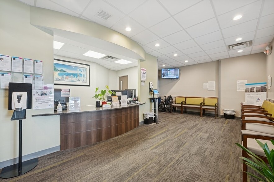 More Photos Of 2201-2211 Merrick Rd, Merrick Office Residential For Lease