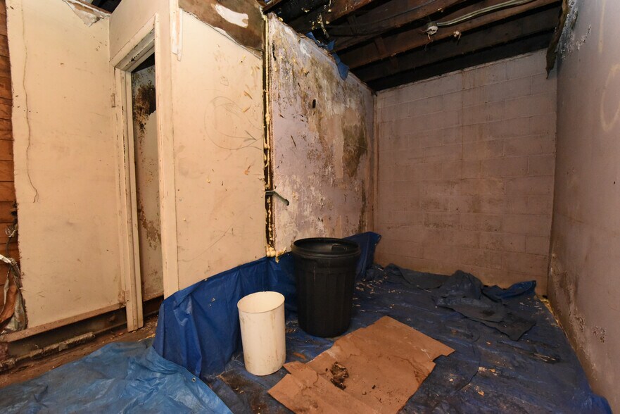 More Photos Of 4143 Main St, Bridgeport Storefront For Sale