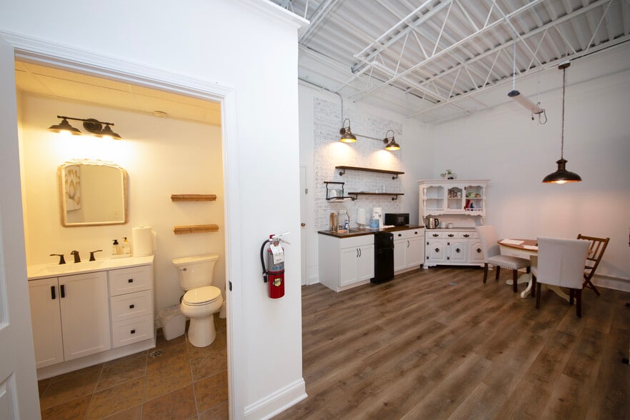 More Photos Of 1000 N Rand Rd, Wauconda Service For Sale