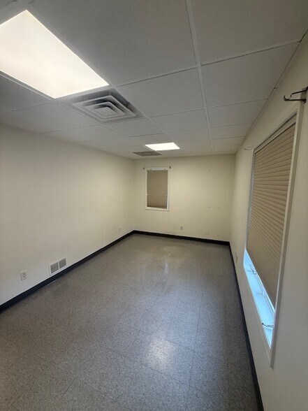 More Photos Of 15 Center St, Pleasantville Warehouse For Lease