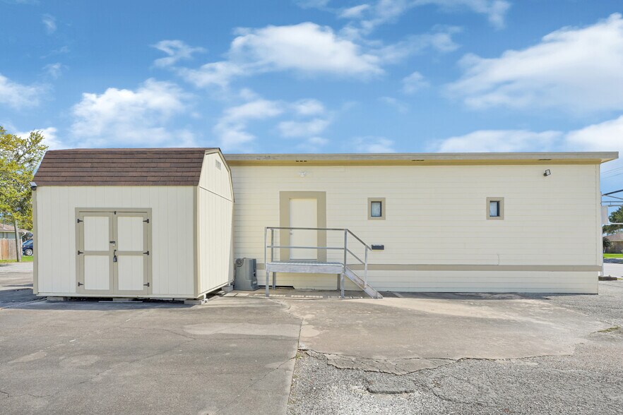 More Photos Of 2000 Cedar Dr, La Marque Freestanding For Sale