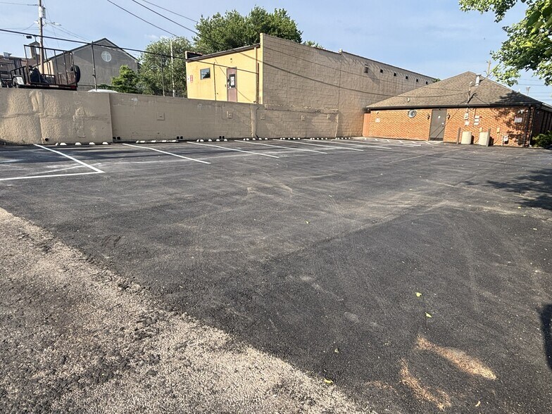 More Photos Of 1011 N Broadway St, Knoxville Office For Lease