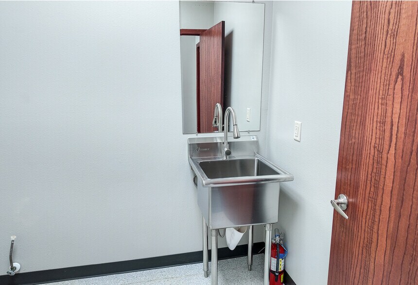 More Photos Of 5019-5023 S Bur Oak Pl, Sioux Falls Office For Lease