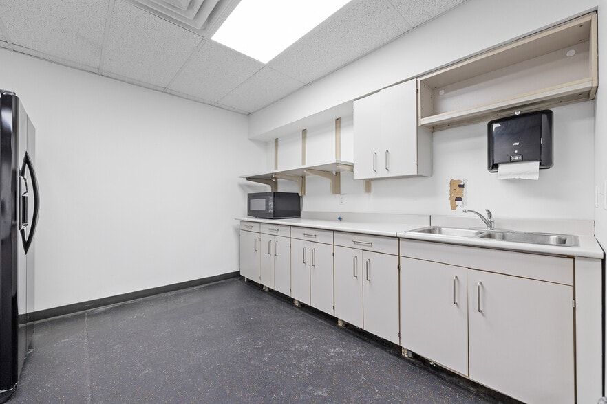 More Photos Of 2000 James St, Coralville Service For Lease