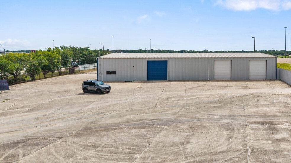More Photos Of 5956 W Jefferson Blvd, Dallas Distribution For Lease