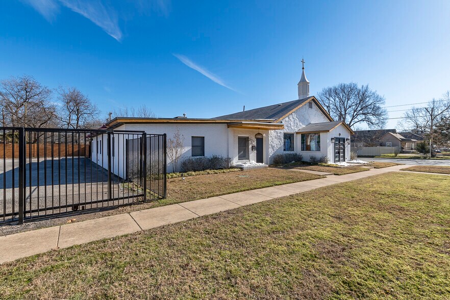 More Photos Of 1300 Gould Ave, Fort Worth Restaurant For Sale