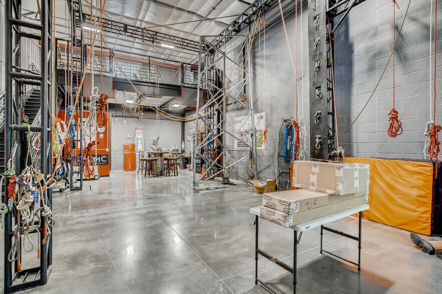 More Photos Of 105 Depot Dr, Belgrade Showroom For Lease