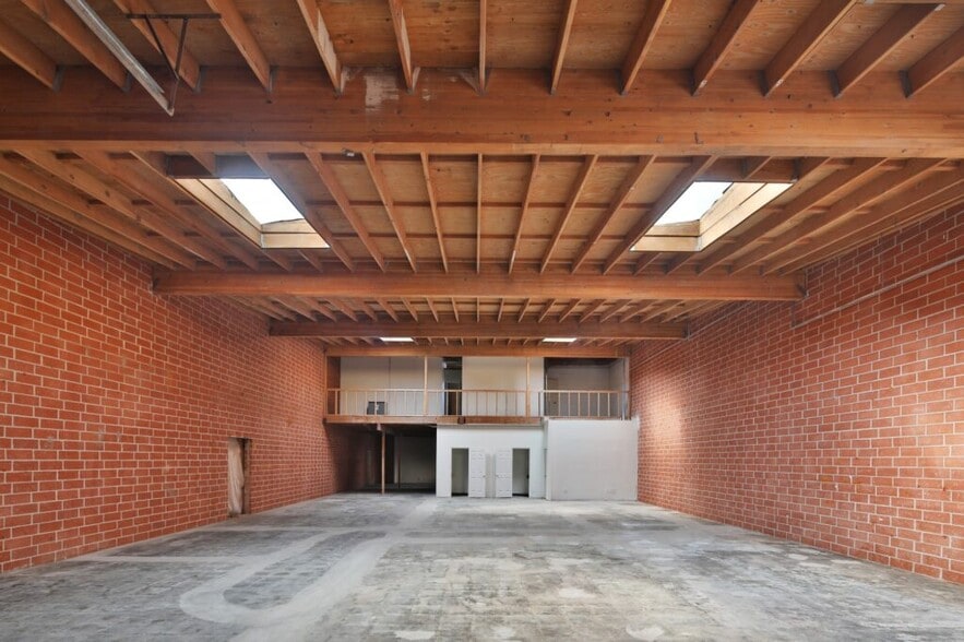 More Photos Of 2216 S Barrington Ave, Los Angeles Research And Development For Sale