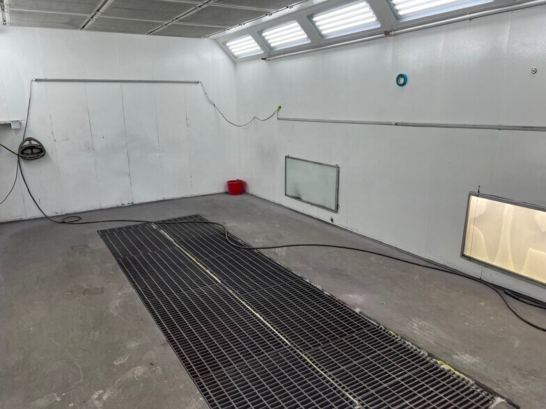 More Photos Of 140 E Saint Georges Ave, Linden Auto Repair For Lease