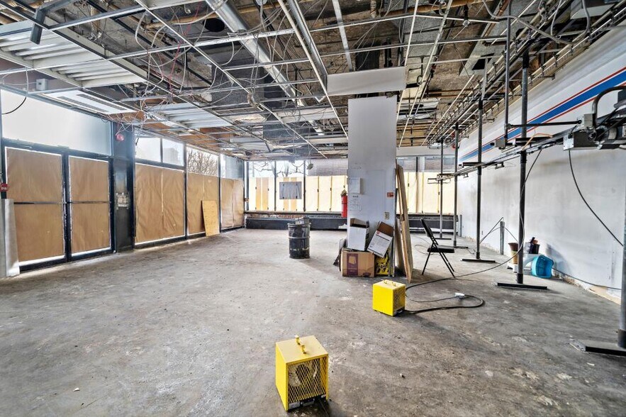 More Photos Of 3315-3345 Ch Queen-Mary, Montréal Office For Sale