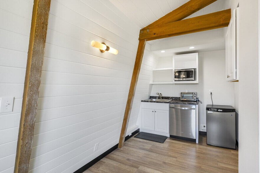 More Photos Of 28220 Agoura Rd, Agoura Hills Loft Creative Space For Lease